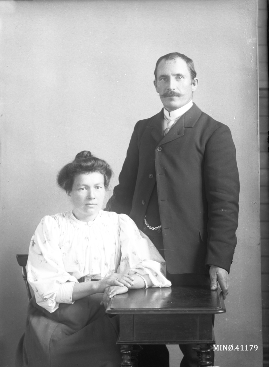 Portrett av ektepar. Elias Ellefsen (1874-1944) og kona?, Oline Mathea Hansdatter, født 1867.