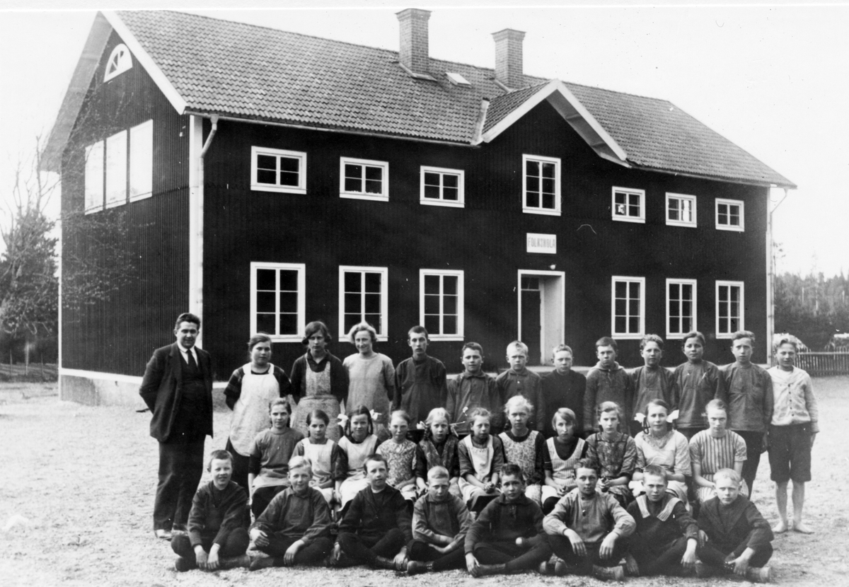 Lövåsens skola på 1930-talet.
Läraren är Gunnar Ekström.