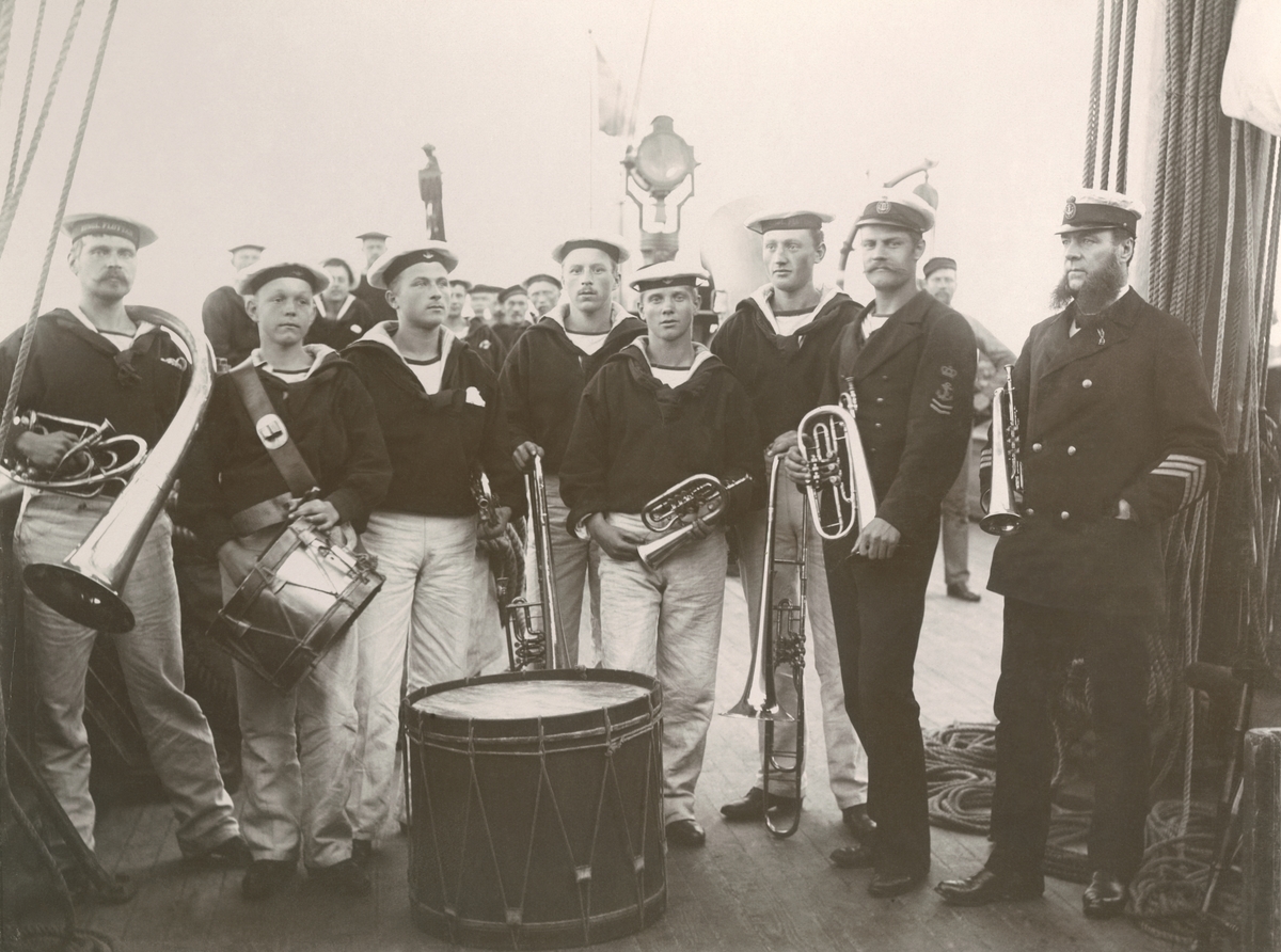 Medlemmar av besättningen på kungajakten DROTT (ex RAN) sommaren 1894.