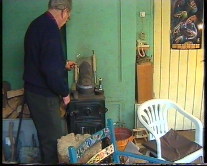 Garmann Holen lagar fiskestong. 
13.03.2000: Handtak, holkar
15.03.2000: Laging av bøylar. Surring, lukking.
Lengde: 00.00-35.07.