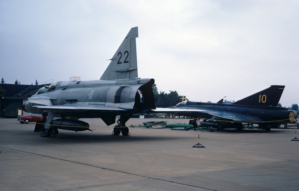 Flygplan SK 37 märkt nummer 22 från FC samt flygplan J 35 med vapenalternativ, märkt nummer 10, från F 3, uppställda vid flygdagen på Malmen den 10 september 1972.