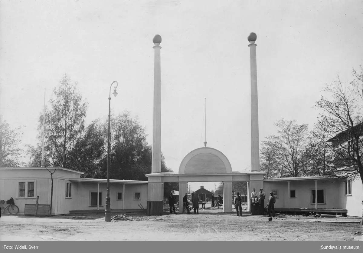 Sundsvallsutställningen 1928. Här ses entrén under arbete. Entrén ritades av stadsarkitekt Natanael Källander.