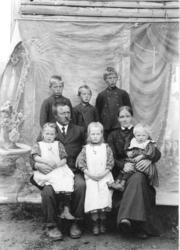 Klokkar og lærar Kolbein Skåre (f. 1873) m.familie