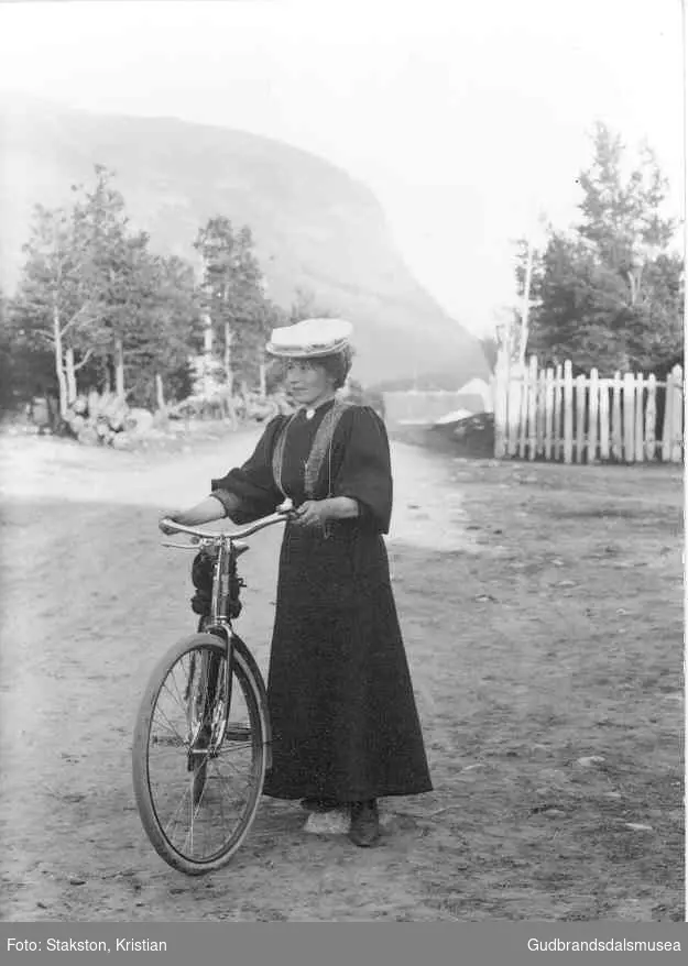Brit Jordet (f. 1882 g. Bakken) med sykkel