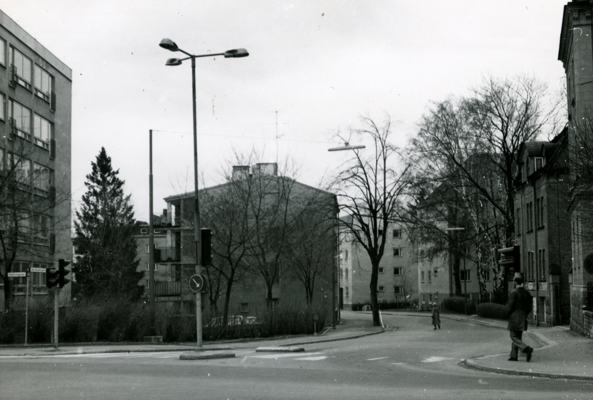 Orig. text: Barnhemsgatan hörnet Drottninggatan. 

Jämför förändringen i kvarteret med BiLi172 år 1954 och BiLi173 år 1971.