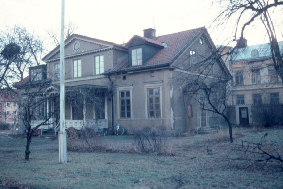 Orig. text: Kungsgatan 37, privatvilla till 1980.
Byggnad med tillhörande trädgård på Kungsgatan 37, uppförd på 1850-talet, privatbostad fram till 1980. Möllerska villan.