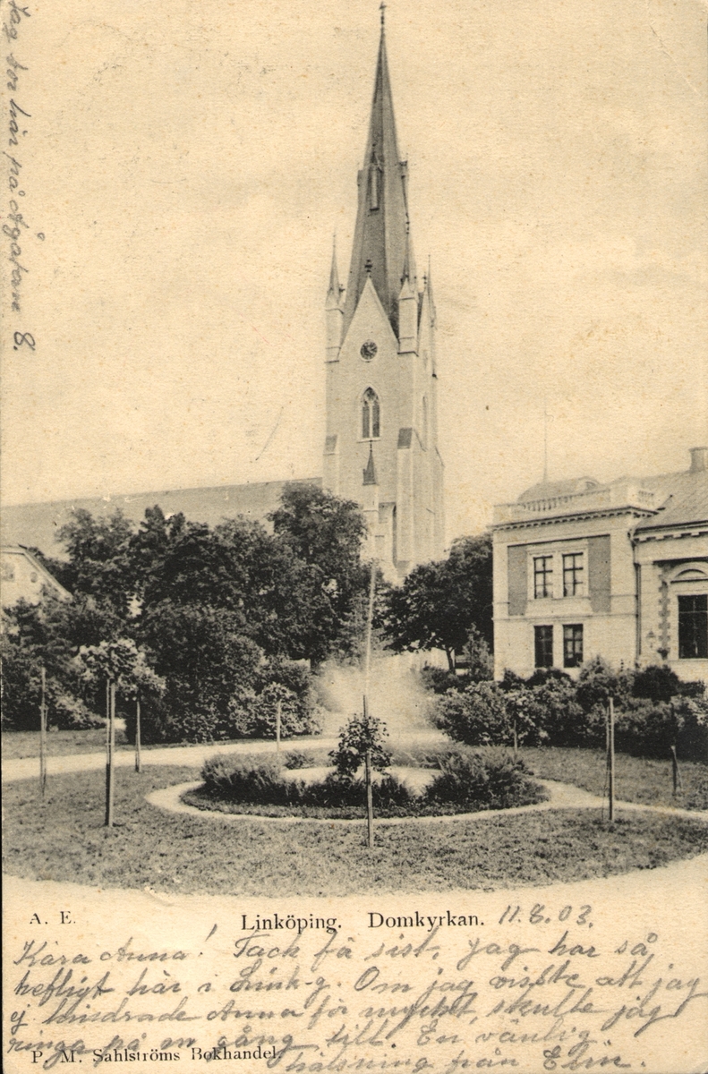 Orig. text på vykort: Linköping. Domkyrkan.
Domkyrkan ses i sydostlig riktning med Gymnastikhuset till höger i bild.
Gymnastikhuset uppfördes 1881 och ännu använt i relativt oförändrat skick. Ritningarna till byggnaden utfördes av ingenjören Rudolf Ström.