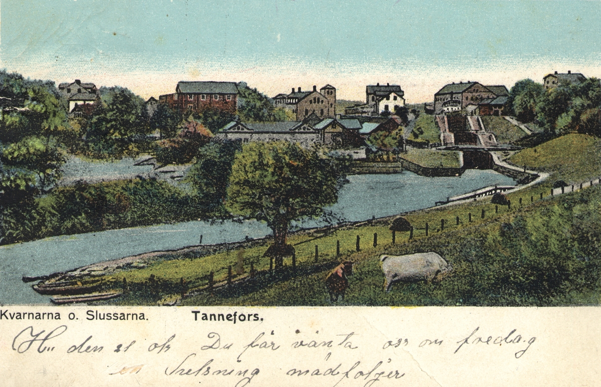 Orig. text på vykortet: Kvarnarna o. Slussarna. Tannefors.
Kinda kanal öppnades som farled 1871 och certifierades året därpå. Fotot är taget i sydlig riktning.