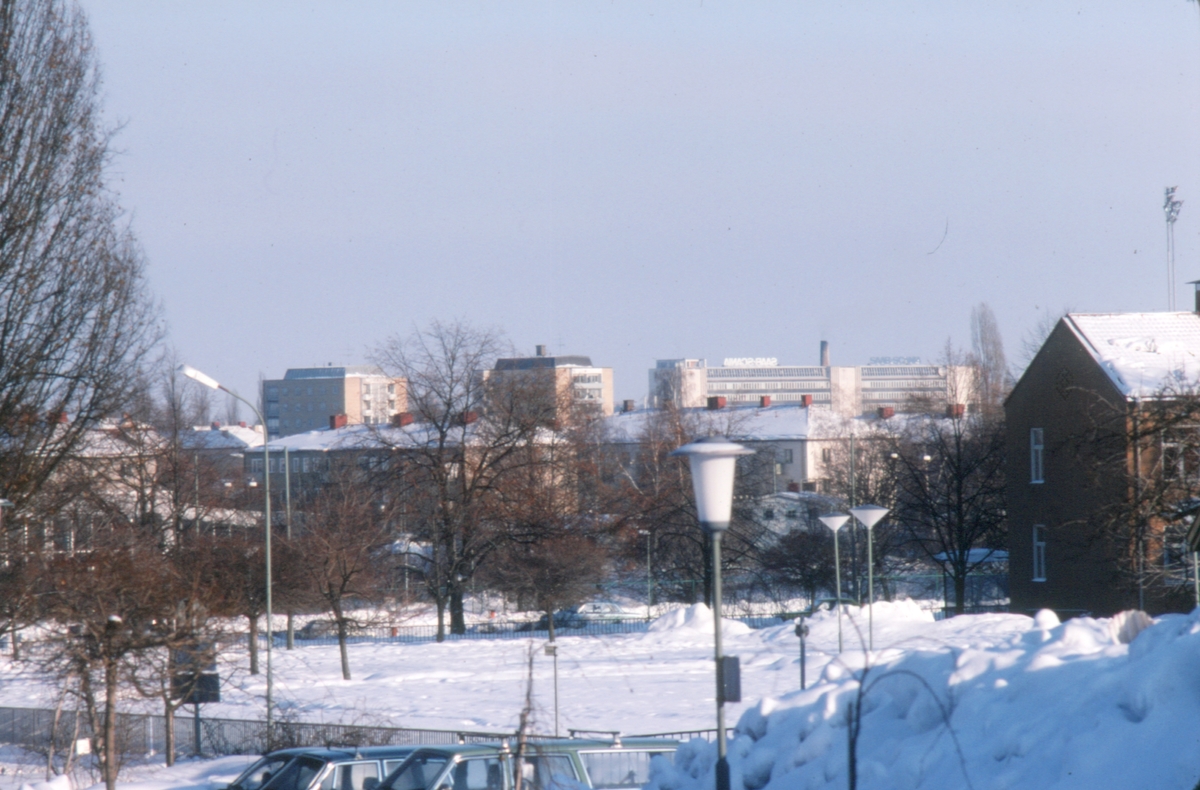 Bild tagen över Tannefors där man i bakgrunden ser H-huset på Saab ...