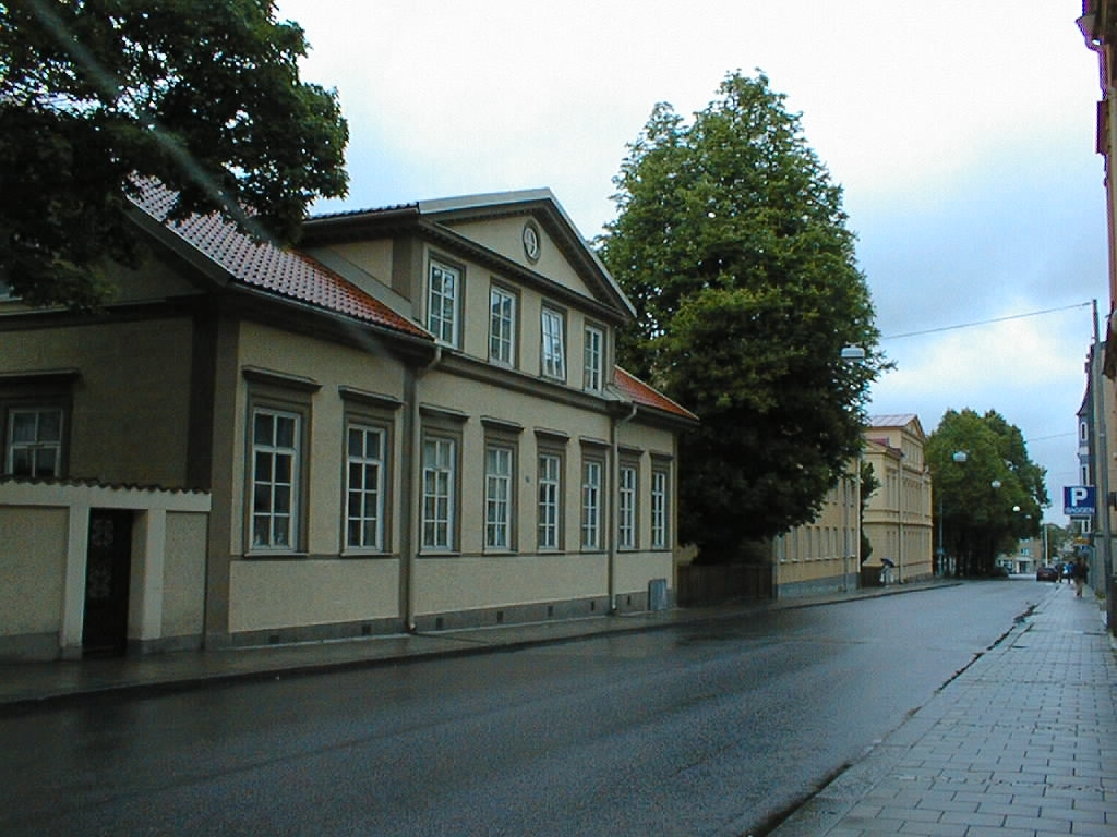 Kungsgatan sedd österut från korsningen med Platensgatan. Möllerska villan.