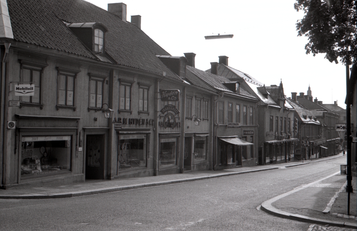 Storgatan österut från korsningen med Läroverksgatan. Närmast till vänster i bild A.B. Hydén & Co Järnhandel
Hydénska gården (hemslöjdshuset), uppfördes omkring år 1720. Den till- och påbyggdes på 1750-talet. Under 1737-39 fanns här stadens första apotek och bokhandel (1766). År 1865 uppfördes det lilla gatuhuset (mot Läroverksgatan) och magasinet på gården av Mauritz Hydén som drev järnhandel här.