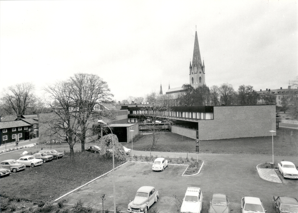 Baksidan av Stifts- och landsbiblioteket sett från Östgötagatan med parkeringsplatsen i förgrunden och domkyrkan i bakgrunden.
Stadsbiblioteket: Efter en arkitekttävling 1966 ritades och inreddes biblioteket av arkitekterna Bo Cederlöf och Carl-Ewert Ekström. Byggnaden öppnades för allmänheten 1973-11-03, men invigningen skedde först 1974-06-06. Natten mellan 20-21 september 1996 utbröt en brand och huvuddelen av biblioteket förstördes.