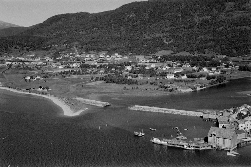 Mosjøen sett fra Øyfjellet;bl.a.Bordvednes-brua under utfylling