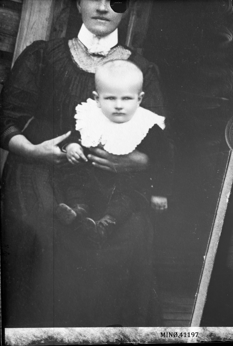 Portrett av mor og sønn, Anne Opøien og sønn Emil Erikson Opøien (24.11.1911-10.3.1912)