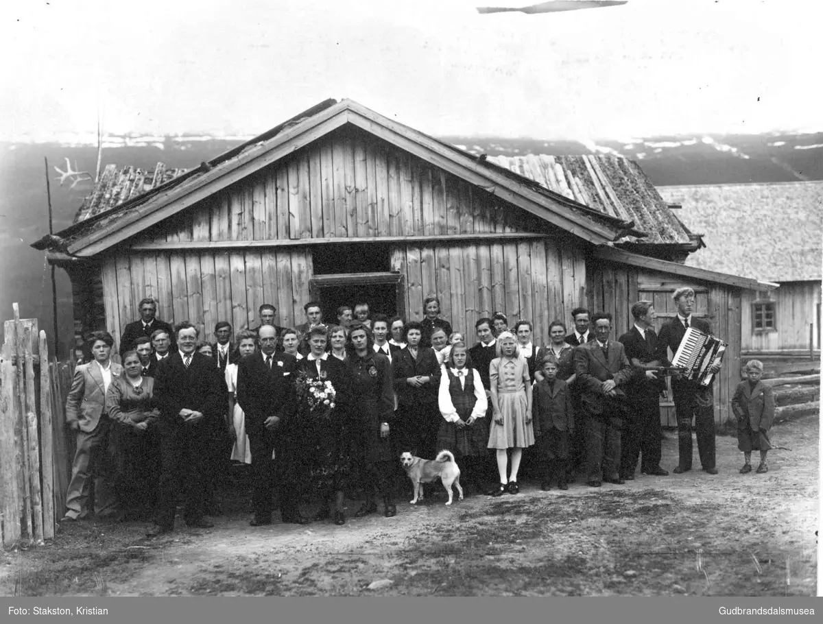 Bryllaupet til Johan K. Støve (f. 1907) og Oline Støve (f. Kveum 1913)
