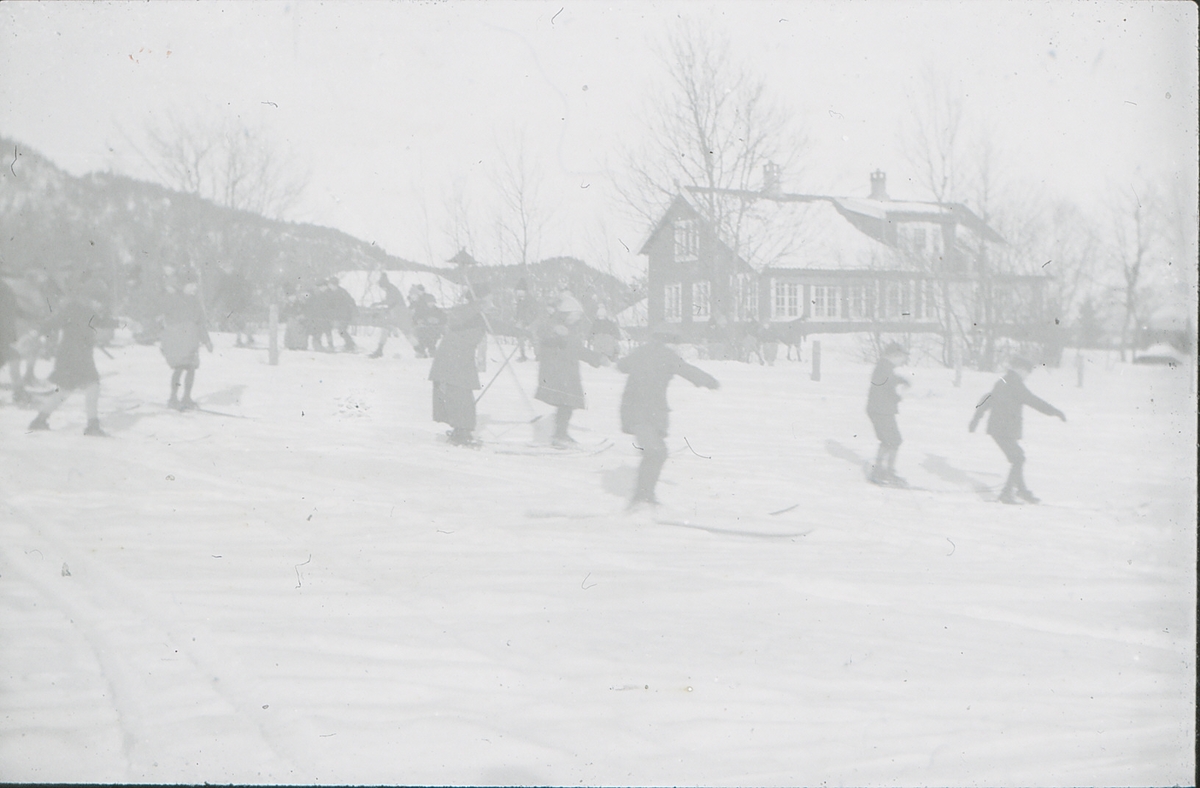 Elever ved Brusetkollen friluftsskole leker i snøen, med og uten ski.