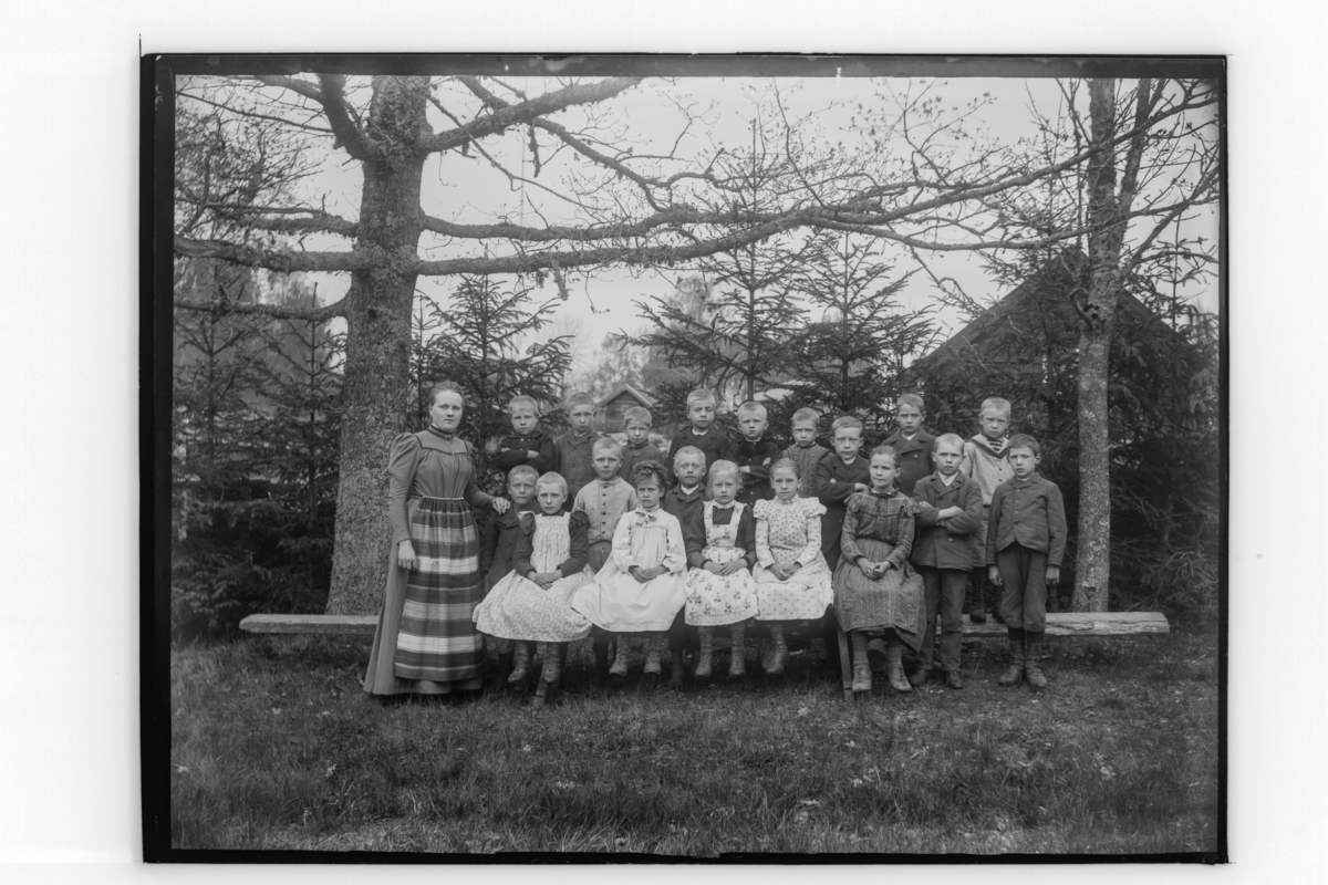 Lillkyrka skola, skolbarn med lärarinna fröken Nyholm.