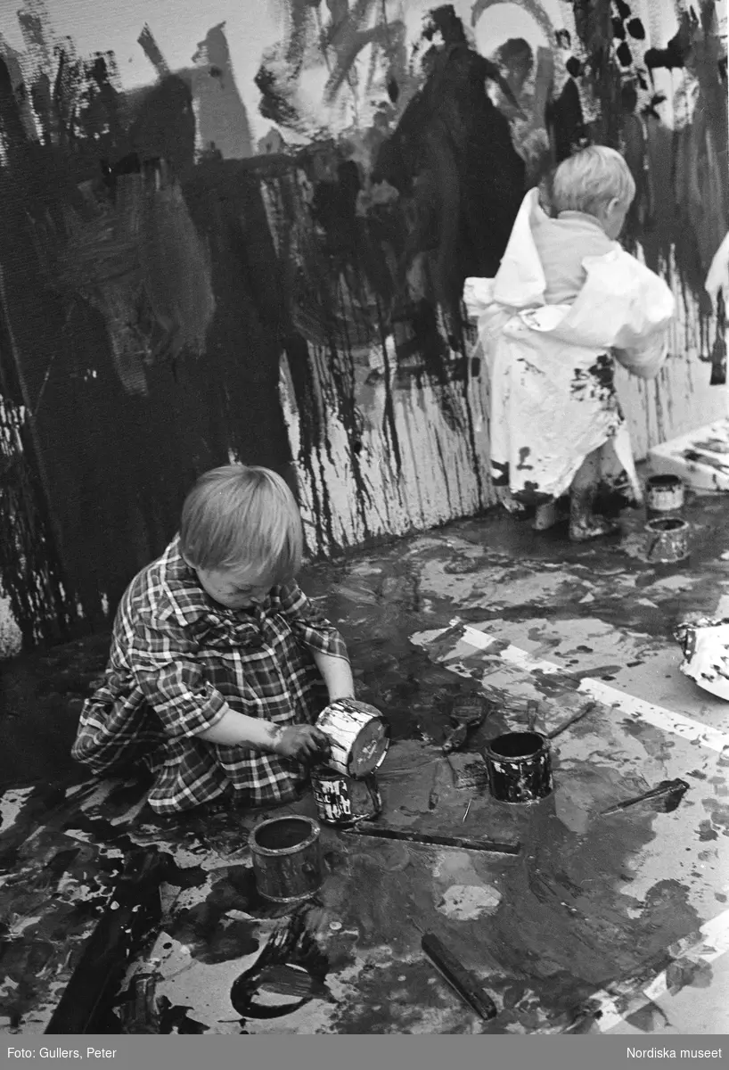 "Modellen", barnverksamhet på Moderna museet, Stockholm. Barn målar på vägg med färg och pensel.