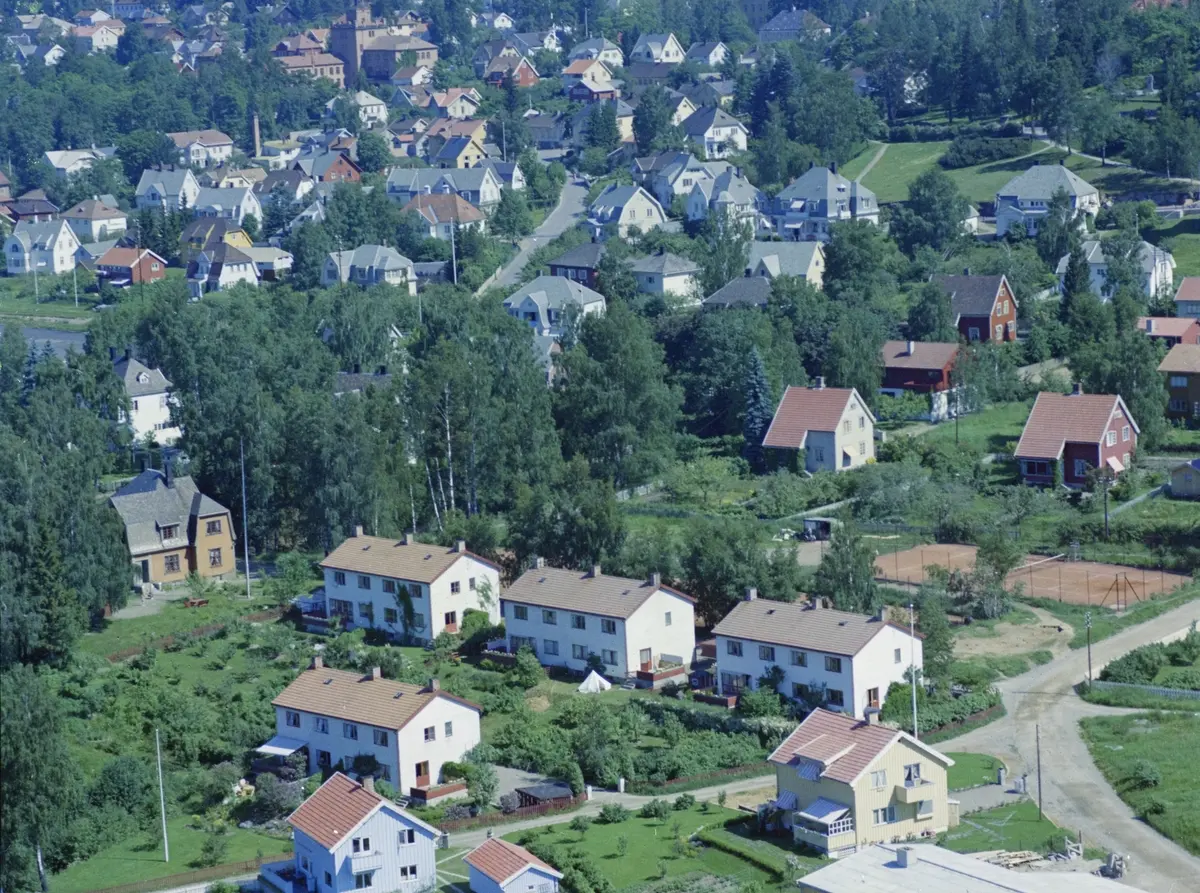 Flyfoto, Lillehammer, bebyggelse, Suttetstad, krysset Frødingsfaret og Dr. Torps gate med tennisbanen.  Carl Lumholz gate med Lillehammer Gymnas i øvre bildekant.