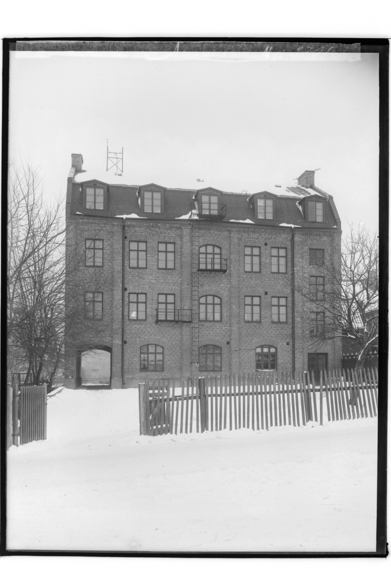 C.J. Almkvists Skofabrik, tre och en halvvånings fabriksbyggnad i tegel.