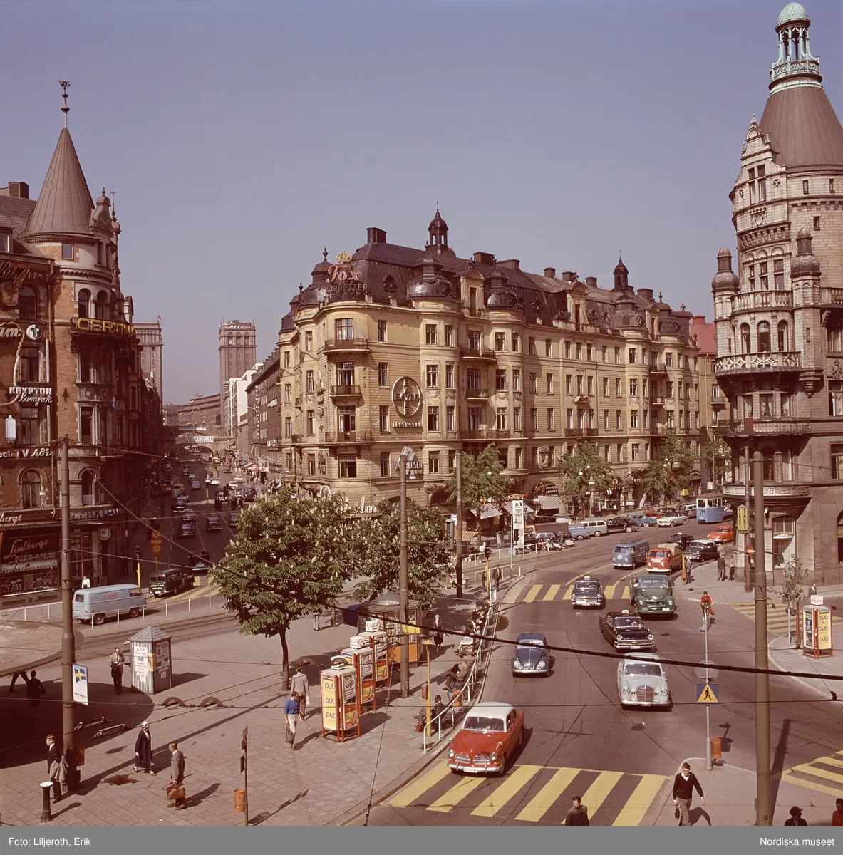 &rdquo;Stockholm&rdquo; . M&auml;nniskor och bilar i v&auml;nstertrafik, Stureplan mot Kungsgatan, Stockholm. I bildens f&ouml;rgrund en Volvo Amazon (modellen tillverkades 1956-1970)