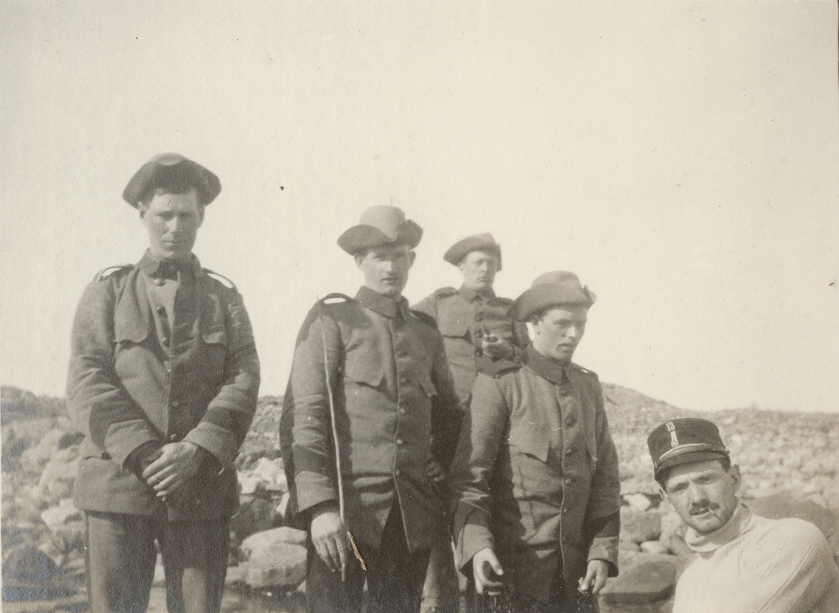 Gruppbild av soldater från Göta livgarde I 2 under befästningsarbete.