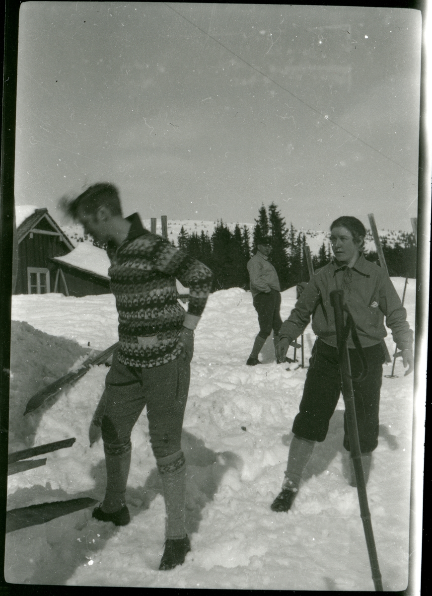 Ungdommer frå Vestre Bagn på skitur på Hellebekken.