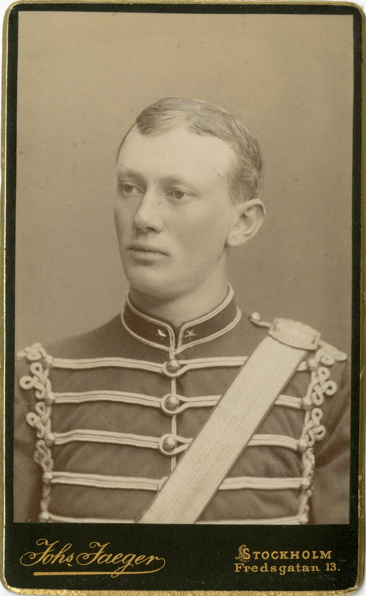 Porträtt av Axel Gotthilf Nathanael Brunnström, underlöjtnant vid Skånska husarregementet K 5.
Se även bild AMA.0006880 och AMA.0009797.