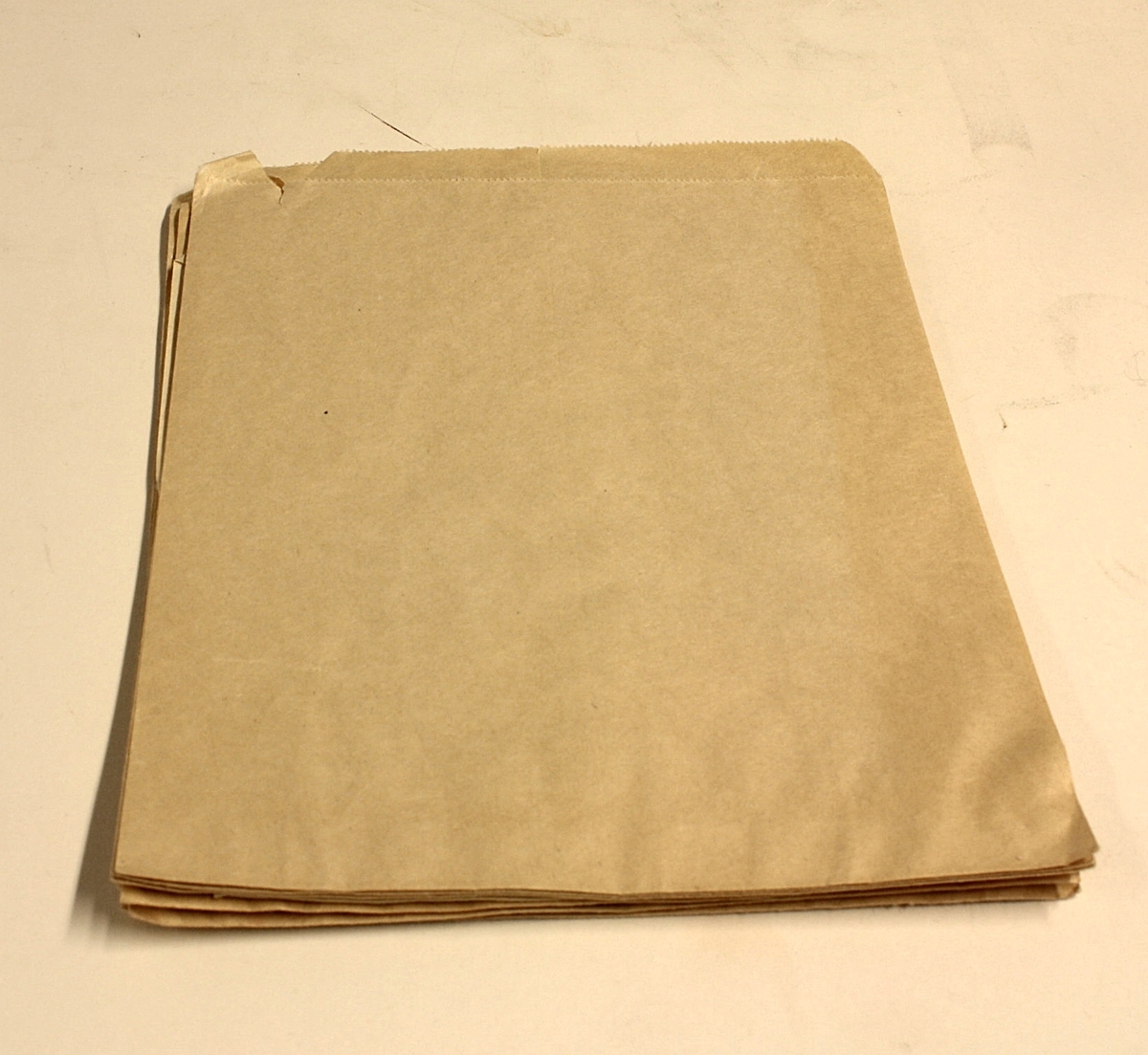 7 stykk rektangulære poser i glatt, brunt papir. Gjerne brukt i forbindelse med salg av søtsaker ol.