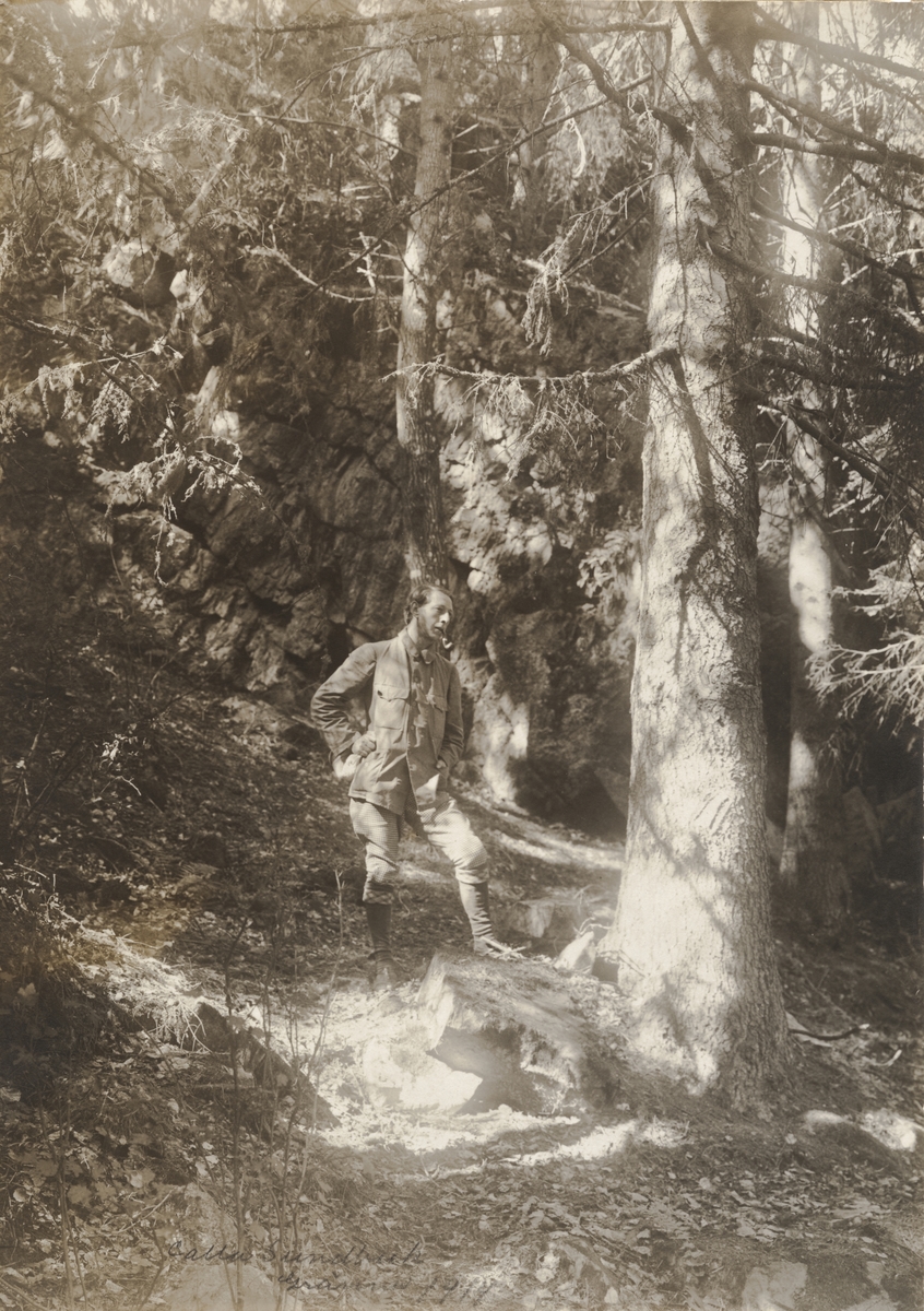 John Bauer har stannat vid en källa på sin promenad i skogen utanför Bunn, Gränna.