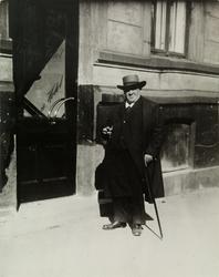 Harald Otto utenfor Victoria Hotel.