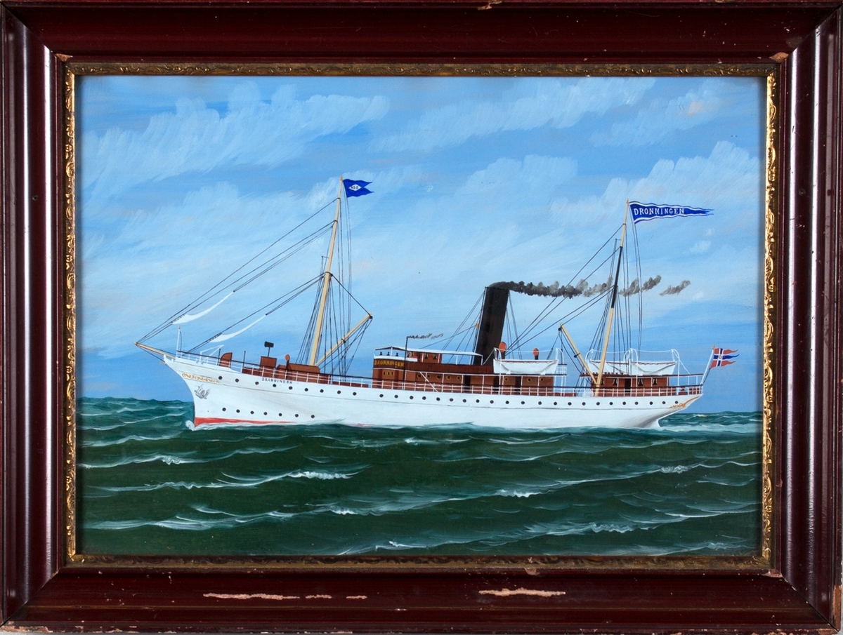 Skipsportrett av DS DRONNINGEN under fart i åpen sjø. Har tollflagg akter.