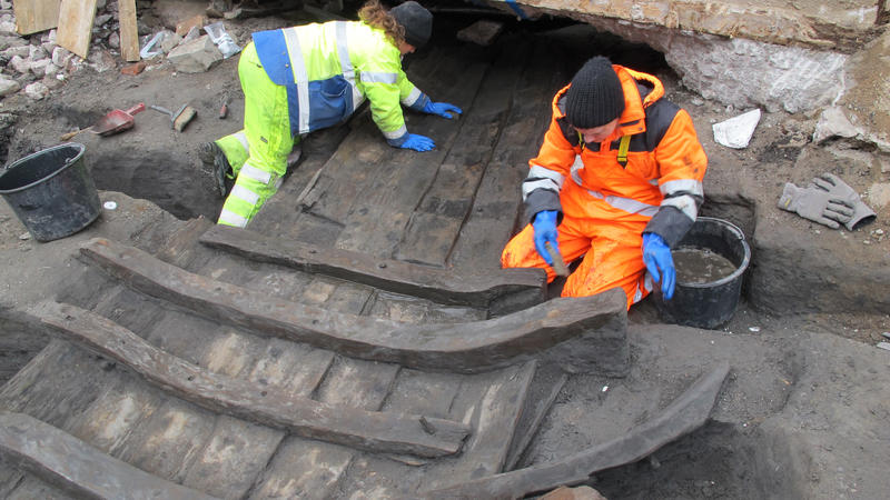 To arkeologer renser fram båtfunnet Vaterland 1.