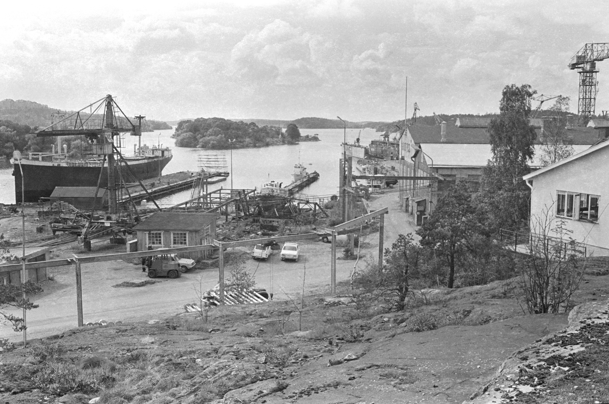 Ekensbergs varv 1970. Varvsområdet sett mot väster. Till v. ses pråmen ...