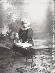 Portrett av gutt, bestillers navn Onstad.