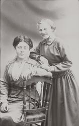 Portrett av to kvinner i helfigur, bestillers navn er Karen 