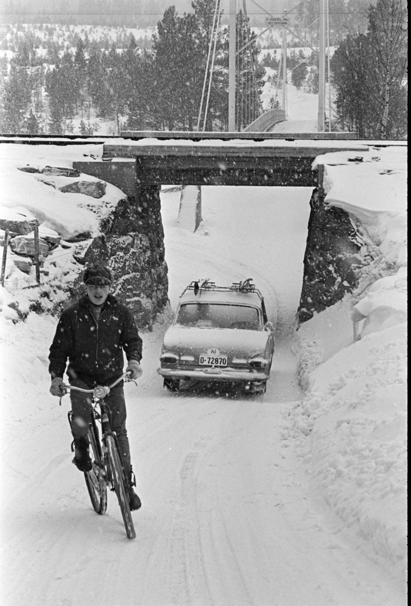 Jernbaneundergang, personbil D-72870, syklist, vinter,snøvær, Kveberg bru, Alvdal.