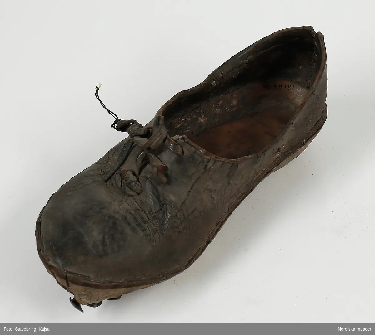 "Sko av svart läder med sula av trä med järnstift."
/enligt intendent Inga Wintzells anteckningar