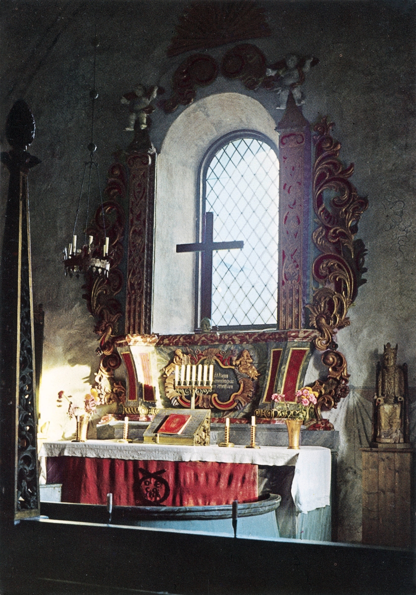 Lidens gamla kyrka, interiör med altare samt Madonna från 1200-talet.