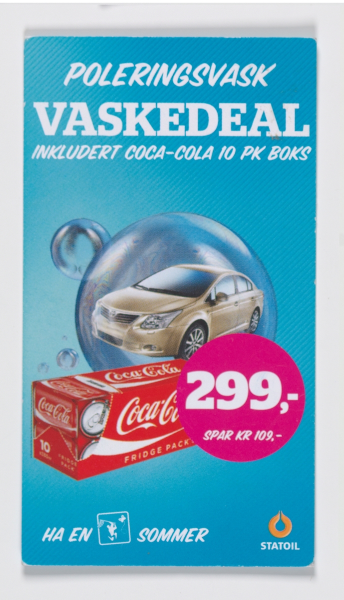 På reklamekortet er det på den ene side en bilde av en beige bil i en boble og en pakke med colabokser. På den andre siden er det et rundt mekre med en stilisert bil og teksten " Vask bilen i dag".