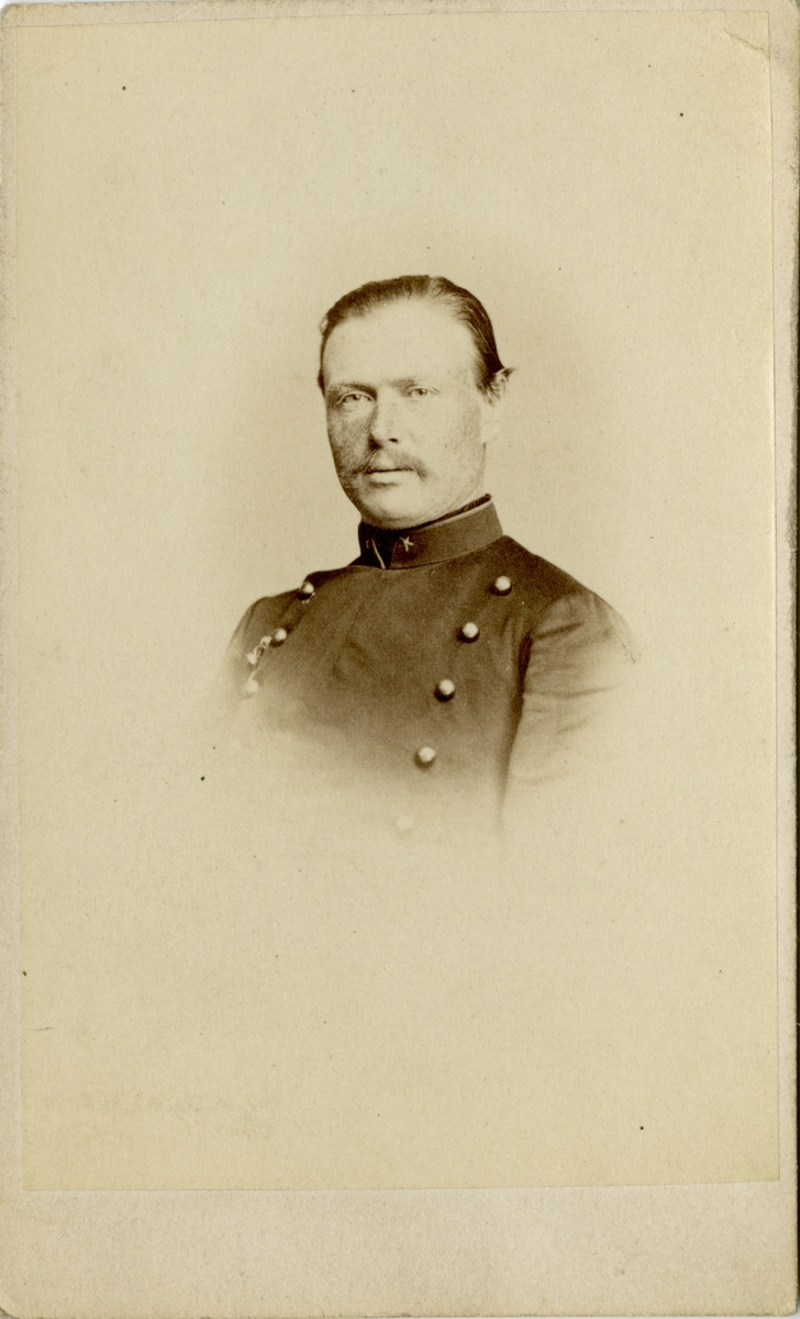 Porträtt av Johan Otto Henric Nordenskjöld, underlöjtnant vid Smålands grenadjärbataljon I 7.

Se även bild AMA.0002007, AMA.0008120 och AMA.0008123.