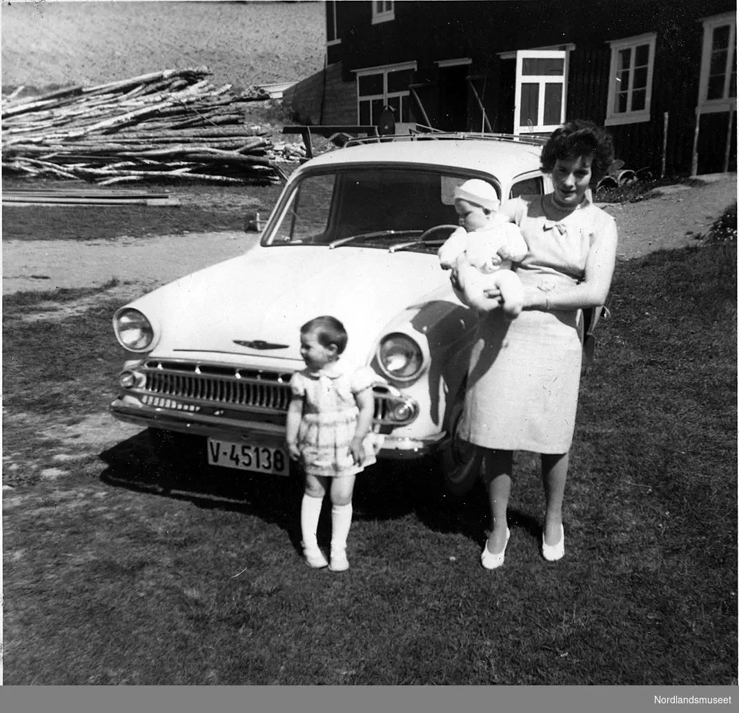 Portrett. Gerd Pedersen Hjelmstad med sine 2 eldste barn.Karin Borgny Hjelmstad, f. 1960 og Knut Sigurd Hjelmstad, f. 1962. Far til barna hette Kjell Hjelmstad.