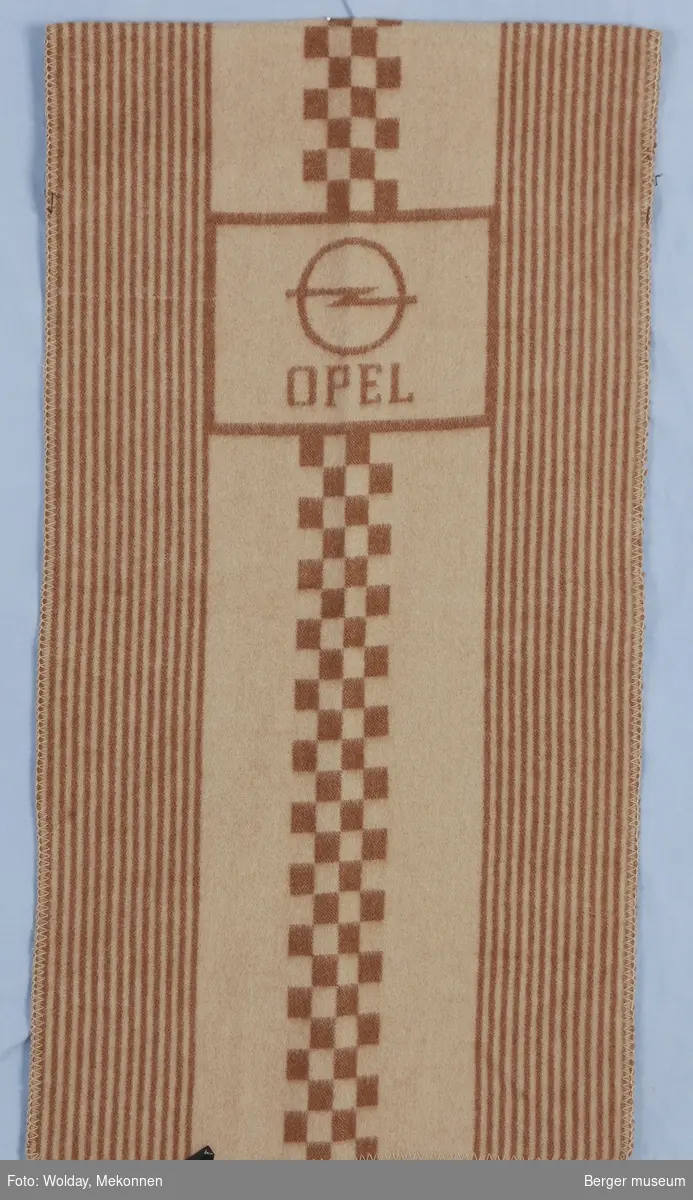 Setetrekk med lomme for seterygg påsydd lomme med strikk
Striper og kvadrater
Logo Opel (symbol og tekst)
