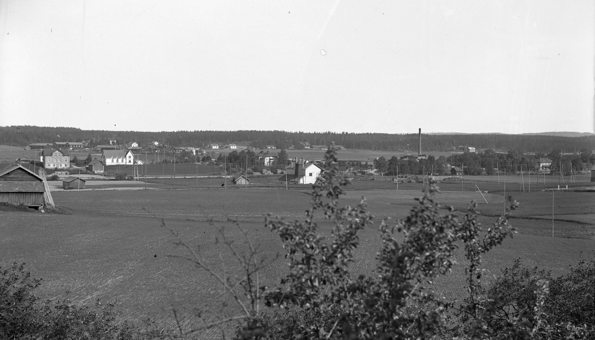 Östra Hästbo i bakgrunden, delar av Wästra Hästbo med Tjärfabriken i förgrunden.