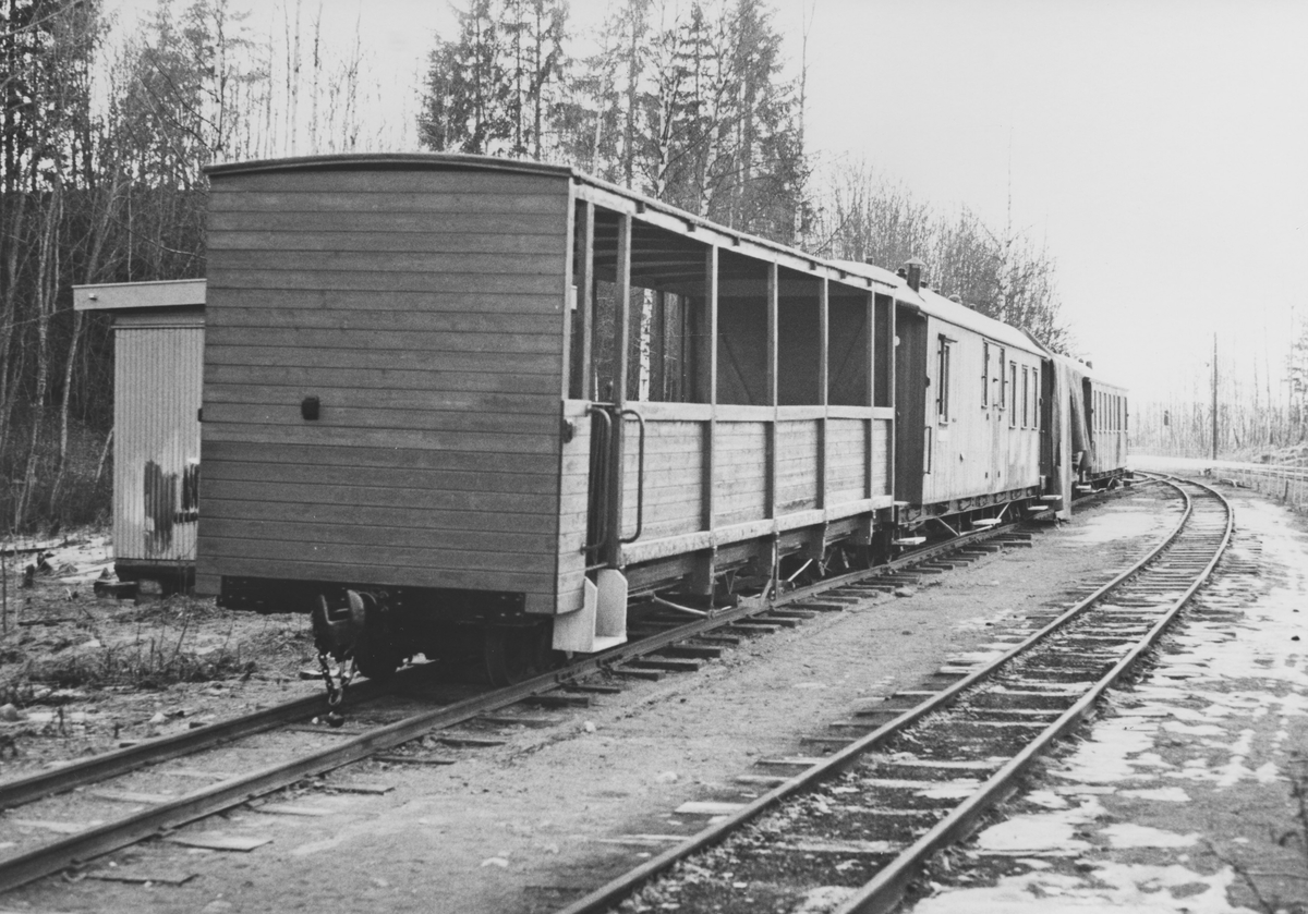 Museumsbanen Urskog-Hølandsbanens personvogner står driftsklare utendørs på Bingsfoss stasjon.