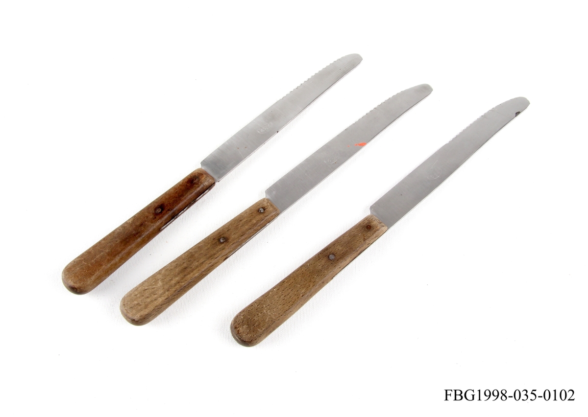 Tre kniver med skaft av tre.