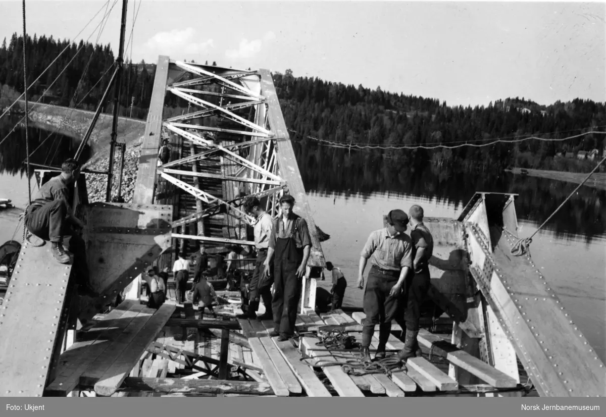 Bru over Snåsavatnet ved Sunnan etter sprengningen 23. april 1940