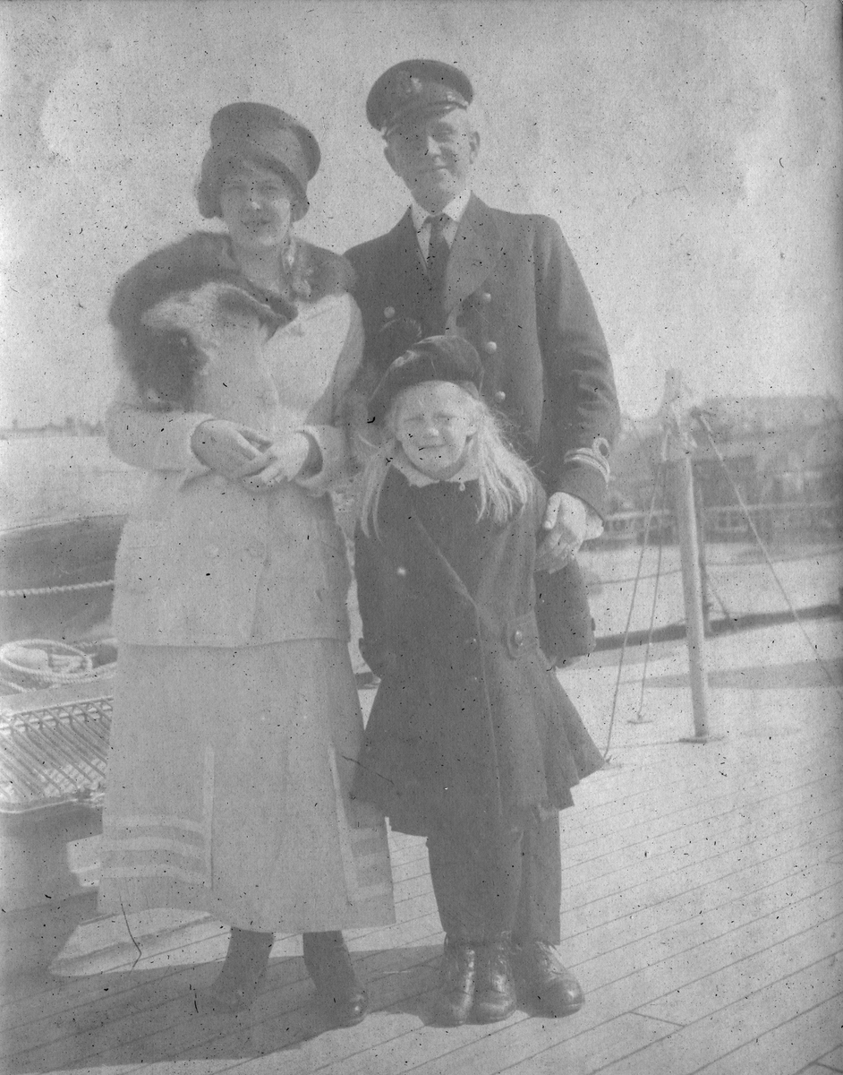 "Ombord paa kanonbåten "Fridjof" sommeren 1916. Løytnant E.Røren m.familie"