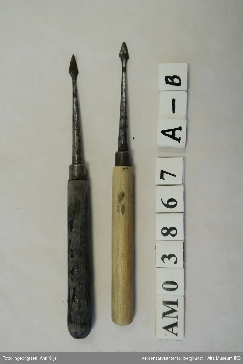 Tannlegeinstrumenter med trehåndtak og en lanseformet spiss i metall.