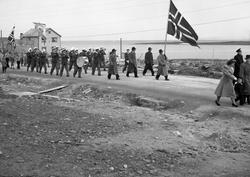 Vadsø sentrum 17. mai 1951. Toget går i Hvistendahlsgate mot